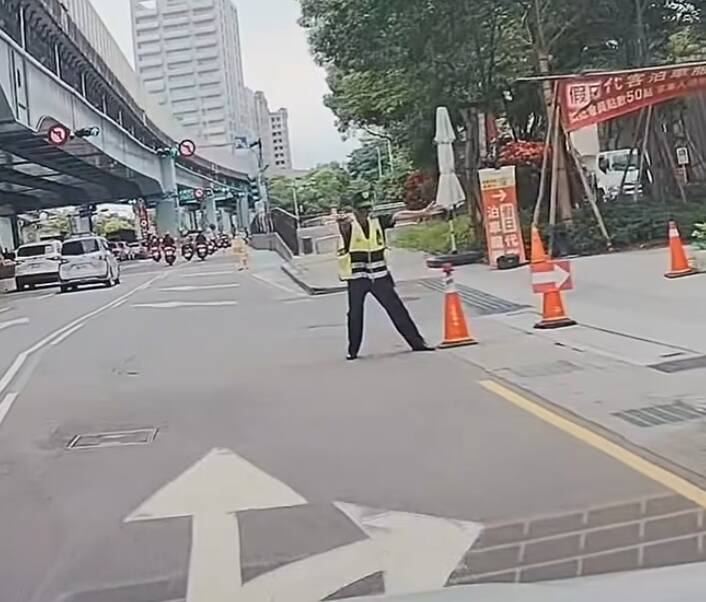 宏匯廣場的停車場阿伯近日因一段指揮影片爆紅。(擷取自FB) 宏匯廣場的停車場阿伯近日因一段指揮影片爆紅。(擷取自FB)