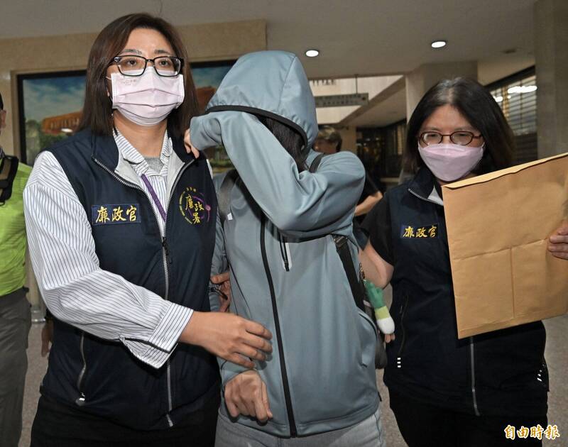 民進黨前立委陳歐珀(收押中)擔任立委期間疑有浮報助理費情形,檢廉約談時任助理李嘉玉(中)後移送北檢。(記者塗建榮攝) 民進黨前立委陳歐珀(收押中)擔任立委期間疑有浮報助理費情形,檢廉約談時任助理李嘉玉(中)後移送北檢。(記者塗建榮攝)