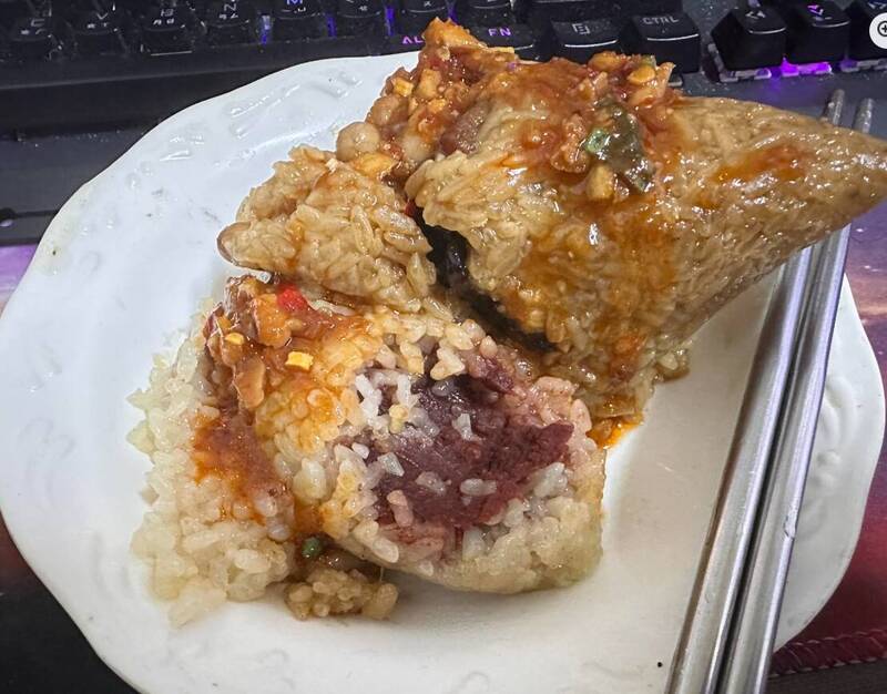原PO將辣椒醬淋在粽子上,一咬發現竟是豆沙餡,當場崩潰。(擷取自FB) 原PO將辣椒醬淋在粽子上,一咬發現竟是豆沙餡,當場崩潰。(擷取自FB)