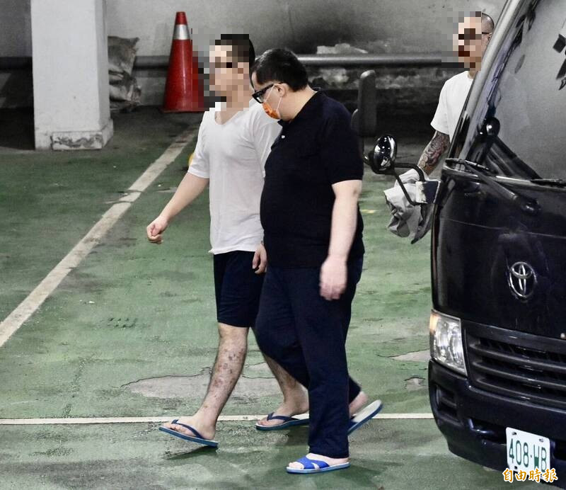 台北地檢署偵辦前民進黨黨工涉共諜案,10日偵查終結起訴黃取榮、吳尚雨、邱世元、何仁傑。在押的邱世元(中)步下囚車移審台北地方法院。(記者羅沛德攝) 台北地檢署偵辦前民進黨黨工涉共諜案,10日偵查終結起訴黃取榮、吳尚雨、邱世元、何仁傑。在押的邱世元(中)步下囚車移審台北地方法院。(記者羅沛德攝)