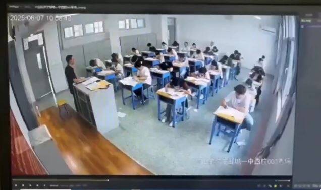 「李老師不是你老師」近日上傳一段6月7日考場的監視器畫面。畫面疑似拍攝於山東省濟寧市鄒城一中的某處考場。(擷取自X「李老師不是你老師」) 「李老師不是你老師」近日上傳一段6月7日考場的監視器畫面。畫面疑似拍攝於山東省濟寧市鄒城一中的某處考場。(擷取自X「李老師不是你老師」)