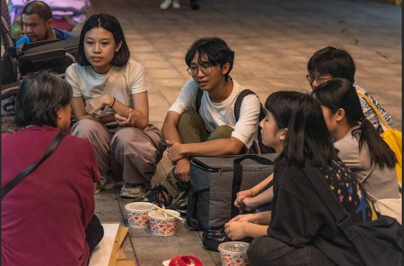 青年學生上街關懷無家者。(天河基金會提供) 青年學生上街關懷無家者。(天河基金會提供)