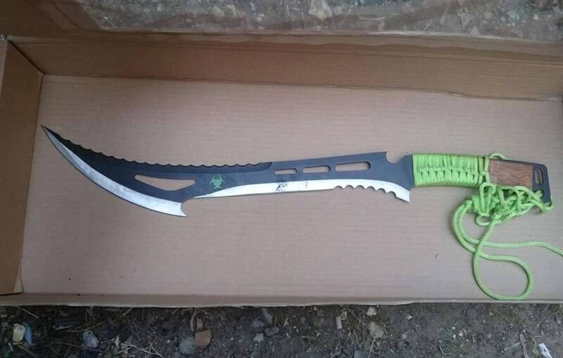 旅法部落客謝珮琪分享「殭屍武器」照片,表示該刀具是最受法國青少年「青睞」。(圖翻攝自粉專「以身嗜法。法國迷航的瞬間」) 旅法部落客謝珮琪分享「殭屍武器」照片,表示該刀具是最受法國青少年「青睞」。(圖翻攝自粉專「以身嗜法。法國迷航的瞬間」)