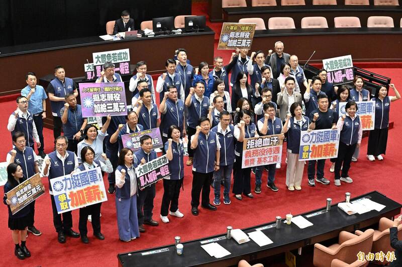 立法院會今三讀通過「軍人待遇條例」修正草案、「國軍退除役官兵輔導條例增訂第二十七條之二條文草案」。(記者陳逸寬攝) 立法院會今三讀通過「軍人待遇條例」修正草案、「國軍退除役官兵輔導條例增訂第二十七條之二條文草案」。(記者陳逸寬攝)