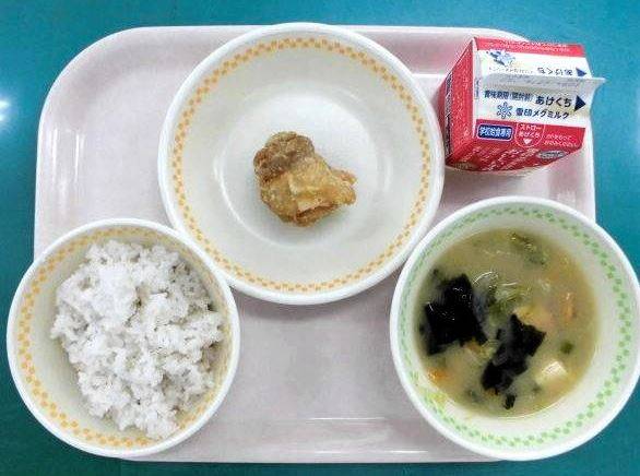 日前福岡一間小學的營養午餐圖流出,僅有1碗飯、1杯牛奶、1碗味噌湯跟1塊唐揚雞,引發熱議。(圖擷自X) 日前福岡一間小學的營養午餐圖流出,僅有1碗飯、1杯牛奶、1碗味噌湯跟1塊唐揚雞,引發熱議。(圖擷自X)