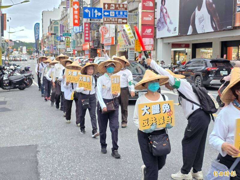 人民作主志工團手持「大罷免、反共保台」標語行踏花蓮金三角商圈。（資料照）