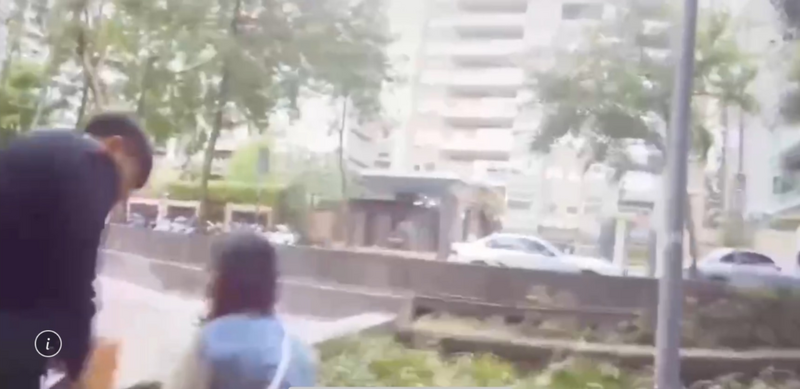 警方逮捕坐公園花圃旁等收款的黃姓老婦。(記者邱俊福翻攝) 警方逮捕坐公園花圃旁等收款的黃姓老婦。(記者邱俊福翻攝)