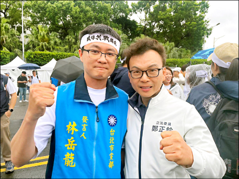國民黨台北市黨部發言人林岳龍(左),檢調懷疑他疑似利用助理身分刺探蒐集立院機敏資料,趁往來兩岸傳遞訊息給對岸人士。(圖:取自林岳龍臉書) 國民黨台北市黨部發言人林岳龍(左),檢調懷疑他疑似利用助理身分刺探蒐集立院機敏資料,趁往來兩岸傳遞訊息給對岸人士。(圖:取自林岳龍臉書)