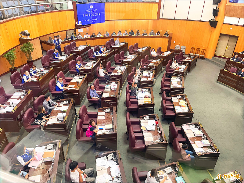 民進黨議員許家睿提案要求市府針對罷免活動行政中立，最後支持者僅九人，表決不敵國民黨議員。
（記者謝武雄攝）