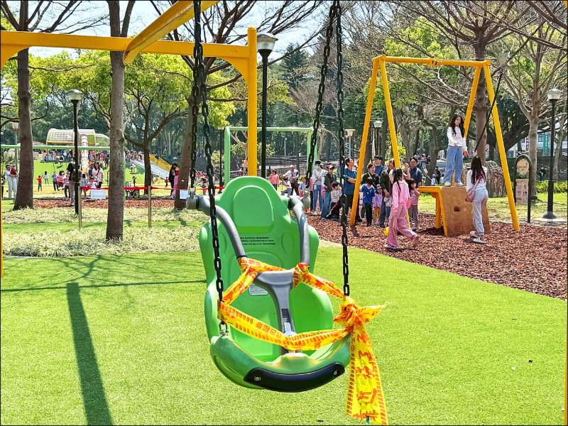 桃園陽明公園盪鞦韆等設施損壞。(議員謝美英提供) 桃園陽明公園盪鞦韆等設施損壞。(議員謝美英提供)