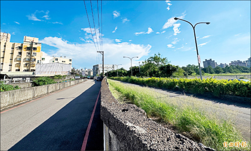 市府工務局規劃拆除原有泰豐輪胎公司圍牆,納入現況為中壢區中華路二段367巷辦理道路拓寬。(記者李容萍攝) 市府工務局規劃拆除原有泰豐輪胎公司圍牆,納入現況為中壢區中華路二段367巷辦理道路拓寬。(記者李容萍攝)