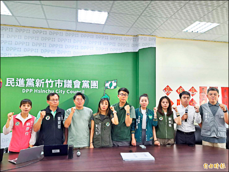 新竹市容崩壞各處雜草叢生變「新竹牧場」,市議會民進黨團批新設公管中心政策錯誤讓市民遭殃。(記者洪美秀攝) 新竹市容崩壞各處雜草叢生變「新竹牧場」,市議會民進黨團批新設公管中心政策錯誤讓市民遭殃。(記者洪美秀攝)