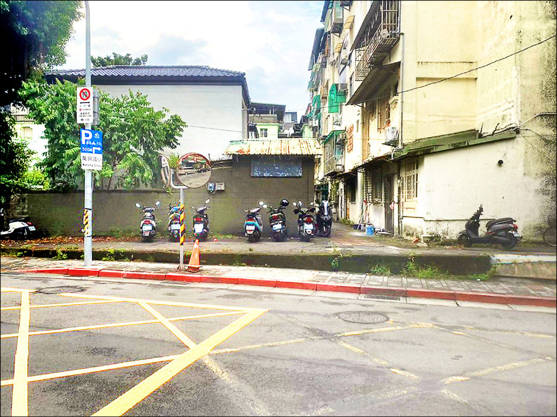 台北市環河北路三段141號人行道變電箱改善後情況。(北市新工處提供) 台北市環河北路三段141號人行道變電箱改善後情況。(北市新工處提供)