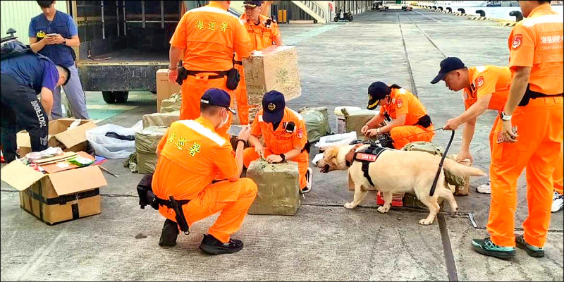 海巡偵搜犬聞出貨品內藏有中國農產品等走私物品。(記者吳昇儒翻攝) 海巡偵搜犬聞出貨品內藏有中國農產品等走私物品。(記者吳昇儒翻攝)