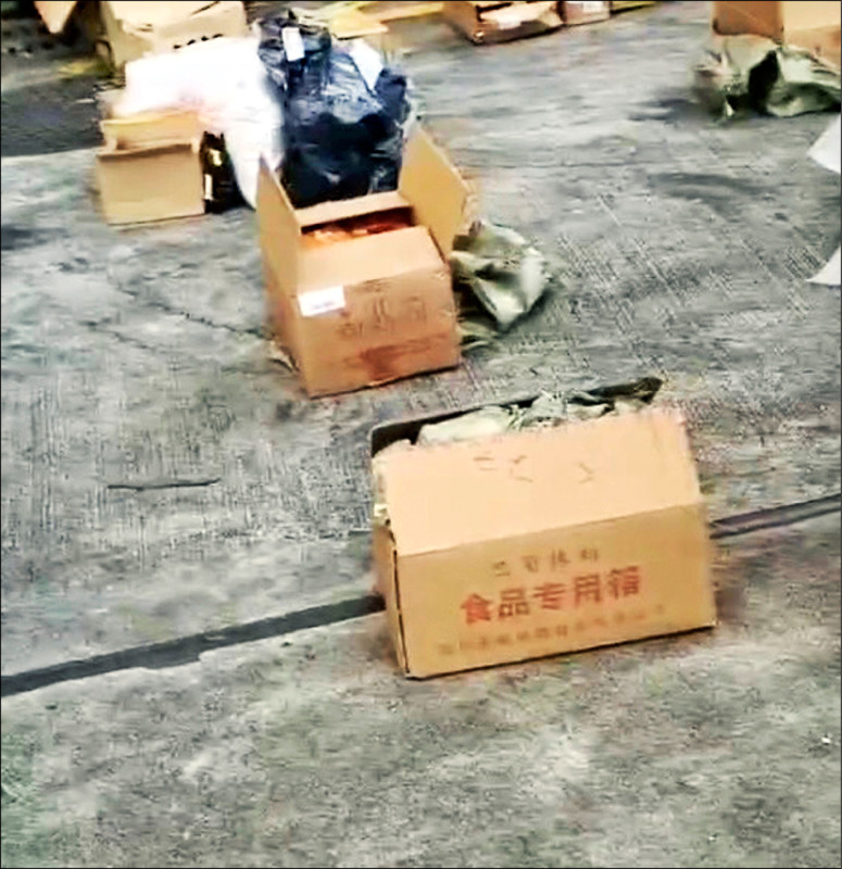 貨物外包裝上印有簡體字,引起安檢人員警覺。(記者吳昇儒翻攝) 貨物外包裝上印有簡體字,引起安檢人員警覺。(記者吳昇儒翻攝)