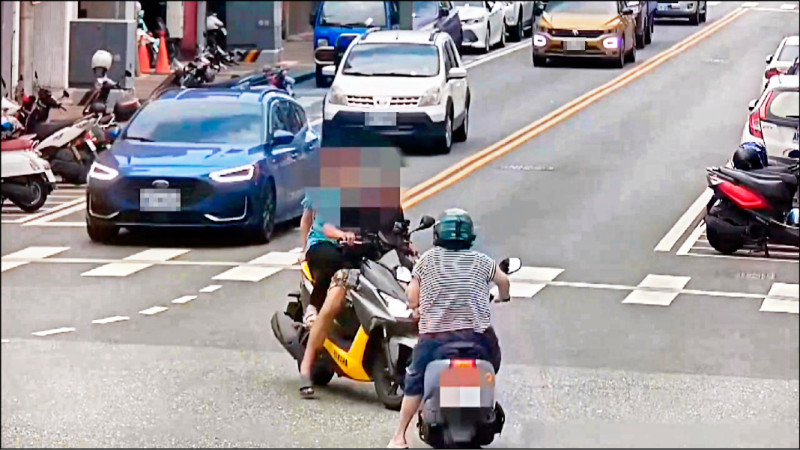 花蓮市蔡姓婦人疑似一邊騎車一邊嗆罷團志工,未注意前方路況擦撞跌倒,所幸沒有大礙。(民眾提供) 花蓮市蔡姓婦人疑似一邊騎車一邊嗆罷團志工,未注意前方路況擦撞跌倒,所幸沒有大礙。(民眾提供)