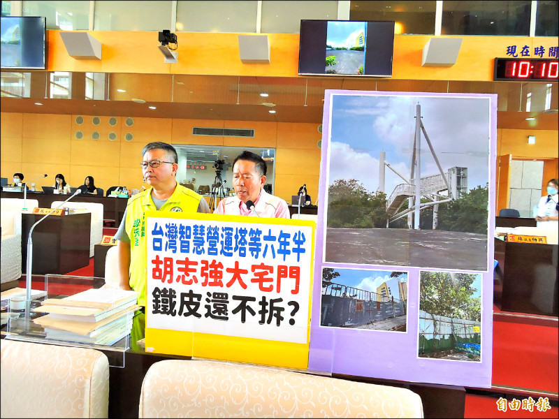 市議員何文海質疑台灣塔原址的模組歷經三位市長竟還未拆。(記者蘇金鳳攝) 市議員何文海質疑台灣塔原址的模組歷經三位市長竟還未拆。(記者蘇金鳳攝)