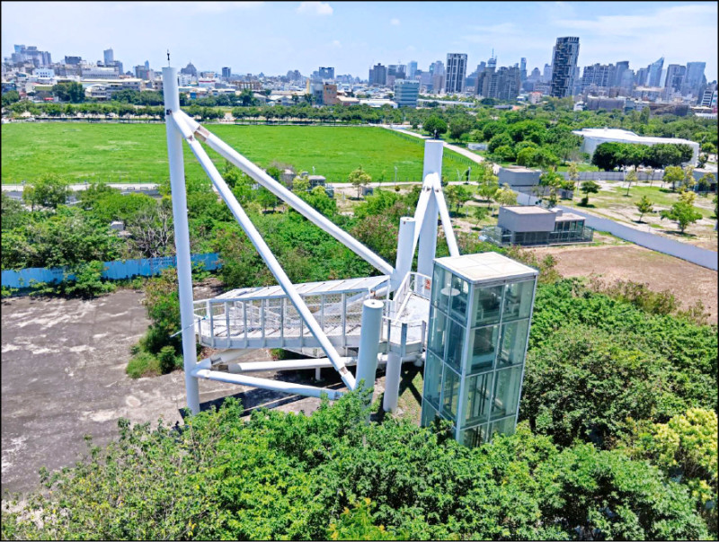 台灣塔原址的鋼管結構模組,都發局將在兩週內會勘商議處理。(市府提供) 台灣塔原址的鋼管結構模組,都發局將在兩週內會勘商議處理。(市府提供)