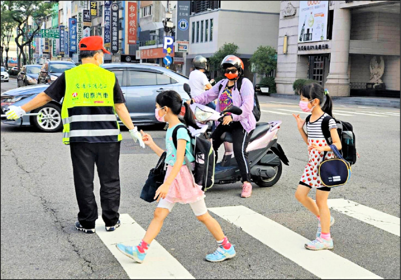 教育局及警察局皆表示,有為在校園指揮交通的志工們投保。(市府提供) 教育局及警察局皆表示,有為在校園指揮交通的志工們投保。(市府提供)