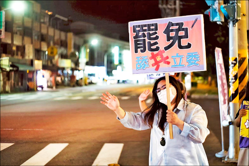 「中二解顏」志工在街頭拜託民眾簽署罷免連署。(罷團提供) 「中二解顏」志工在街頭拜託民眾簽署罷免連署。(罷團提供)