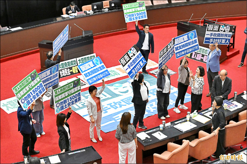 立法院會昨三讀通過「軍人待遇條例」修正等草案，民進黨團批藍白「一手砍國防預算，一手討好軍人。」（記者陳逸寬攝）