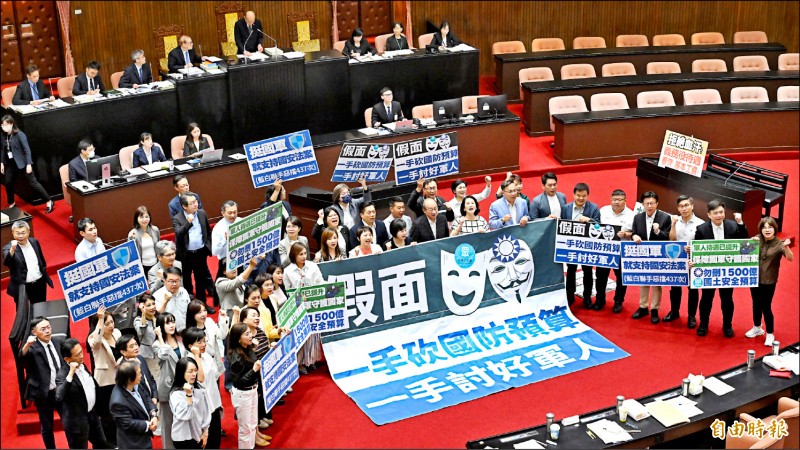 立法院會昨三讀通過「軍人待遇條例」修正等草案，民進黨團批藍白「一手砍國防預算，一手討好軍人。」（記者陳逸寬攝）
