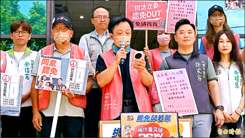「桃六刪邱」罷團昨完成補件，總計送出1518份連署書，達補件份數的261%。（記者鄭淑婷攝）