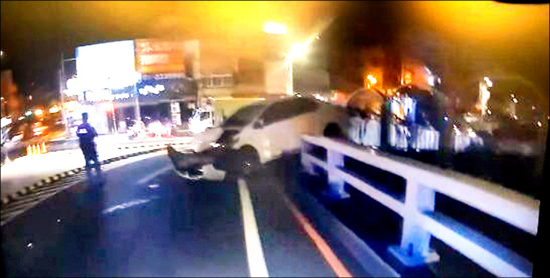 林姓女車主的車輛遭偷竊撞毀。(警方提供) 林姓女車主的車輛遭偷竊撞毀。(警方提供)
