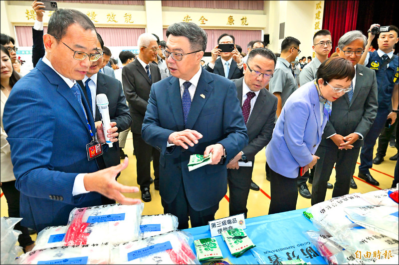行政院長卓榮泰昨出席安居緝毒專案記者會,巡視各單位所查獲的毒品。(記者田裕華攝) 行政院長卓榮泰昨出席安居緝毒專案記者會,巡視各單位所查獲的毒品。(記者田裕華攝)