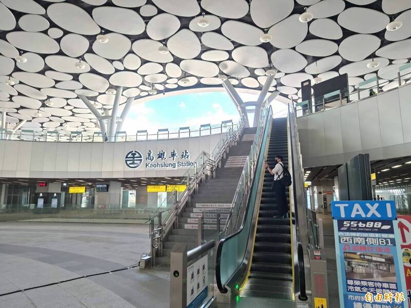 前高雄車站站長呼籲電扶梯前應設實質管制的門,確保地下層深夜時段的安全。(記者王榮祥攝) 前高雄車站站長呼籲電扶梯前應設實質管制的門,確保地下層深夜時段的安全。(記者王榮祥攝)