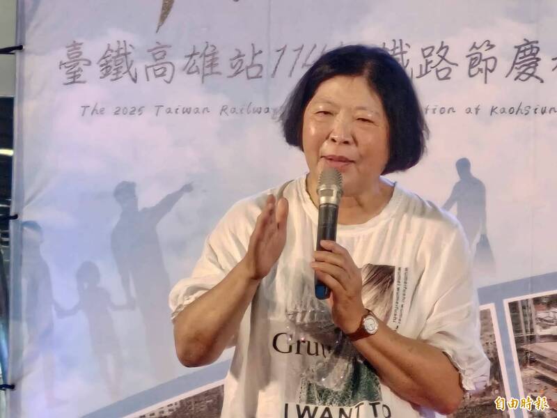 前高雄車站站長上官慧珠受邀回娘家參加鐵道節活動,直率向長官建議地面層電扶梯出入口應設門禁管制。(記者王榮祥攝) 前高雄車站站長上官慧珠受邀回娘家參加鐵道節活動,直率向長官建議地面層電扶梯出入口應設門禁管制。(記者王榮祥攝)