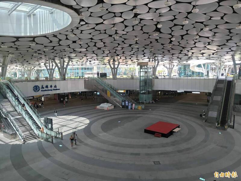 高雄車站站體空間約3公頃,從地面層到地下層已有8處電扶梯使用中。(記者王榮祥攝) 高雄車站站體空間約3公頃,從地面層到地下層已有8處電扶梯使用中。(記者王榮祥攝)
