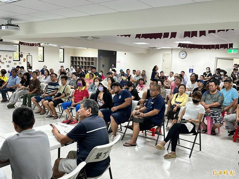 為了解決攤商合法化程序,鎮公所召開地方說明會,計畫成立獨立攤商自治管理委員。(記者蔡宗憲攝) 為了解決攤商合法化程序,鎮公所召開地方說明會,計畫成立獨立攤商自治管理委員。(記者蔡宗憲攝)