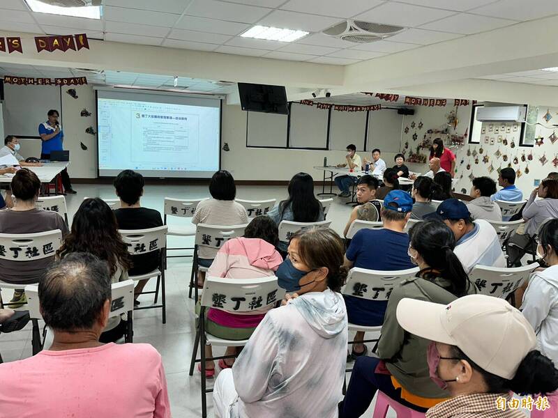為了解決攤商合法化程序,鎮公所召開地方說明會,計畫成立獨立攤商自治管理委員。(記者蔡宗憲攝) 為了解決攤商合法化程序,鎮公所召開地方說明會,計畫成立獨立攤商自治管理委員。(記者蔡宗憲攝)