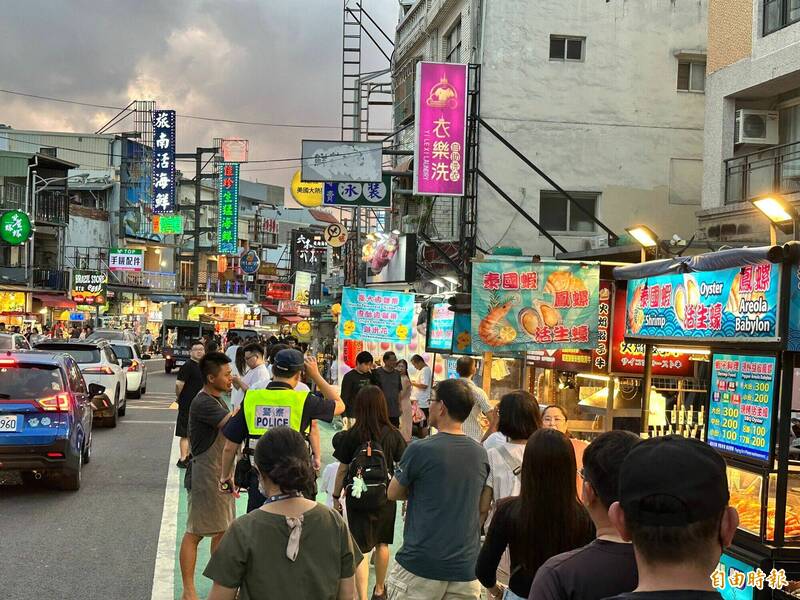 墾丁大街夜市是南台灣觀光地標。(記者蔡宗憲攝) 墾丁大街夜市是南台灣觀光地標。(記者蔡宗憲攝)