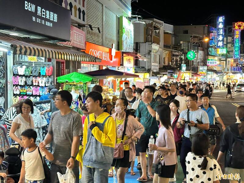 墾丁大街夜市深受遊客喜歡。(記者蔡宗憲攝) 墾丁大街夜市深受遊客喜歡。(記者蔡宗憲攝)