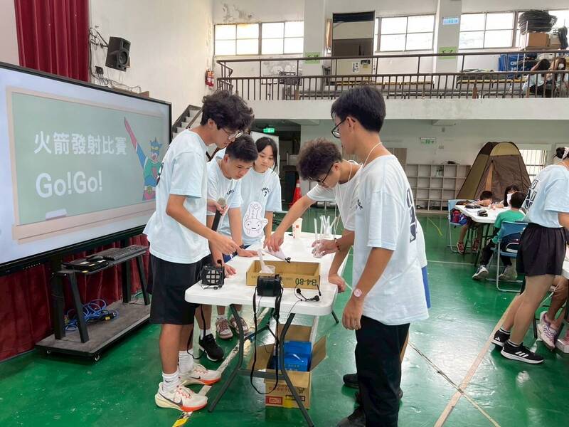 三民高中學生在科學營課程中教小朋友製作酸鹼火箭。(新北市立三民高中提供) 三民高中學生在科學營課程中教小朋友製作酸鹼火箭。(新北市立三民高中提供)