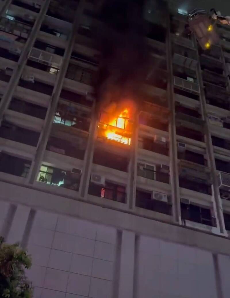 高雄七賢大樓昨晚9時許發生火警,起火點為7樓住家。(讀者提供) 高雄七賢大樓昨晚9時許發生火警,起火點為7樓住家。(讀者提供)