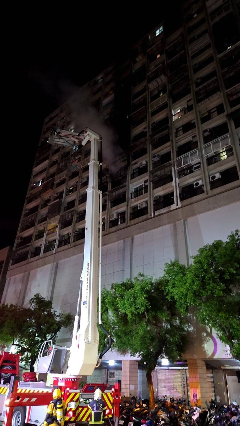 高雄七賢大樓昨晚9時許發生火警,起火點為7樓住家。(讀者提供) 高雄七賢大樓昨晚9時許發生火警,起火點為7樓住家。(讀者提供)