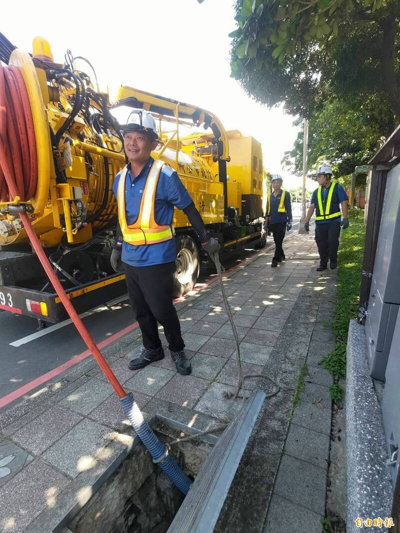 竹北市公所今年除已提前於濱海地區預布抽水機,也針對市區排水溝全面健檢,期打造更具韌性的防洪城市。(記者廖雪茹攝) 竹北市公所今年除已提前於濱海地區預布抽水機,也針對市區排水溝全面健檢,期打造更具韌性的防洪城市。(記者廖雪茹攝)
