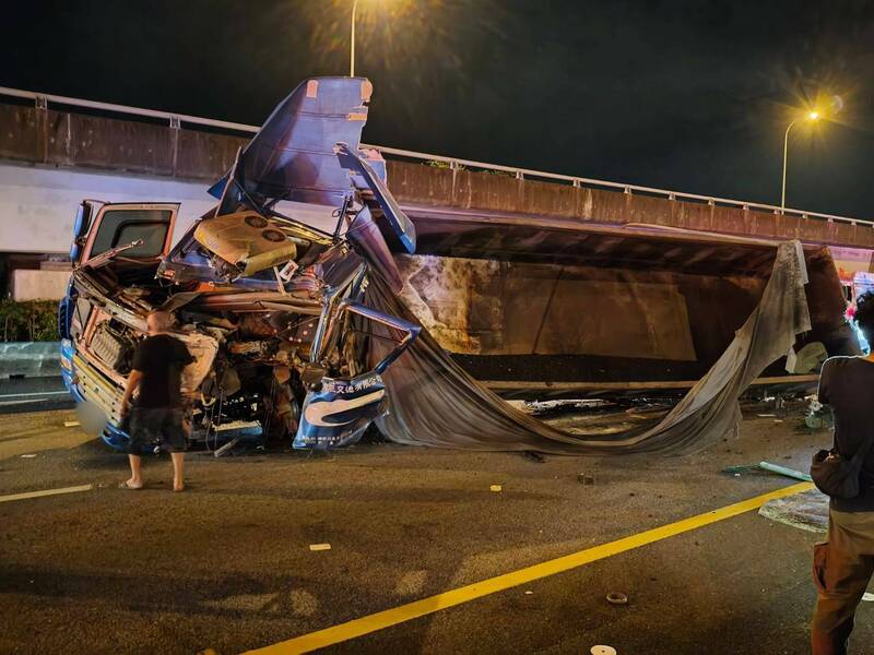 國道一號內湖路段一輛砂石聯結車疑似自撞護欄後整輛翻覆,車上滿載的瀝青熱料更傾瀉至北上車道。(記者鄭景議翻攝) 國道一號內湖路段一輛砂石聯結車疑似自撞護欄後整輛翻覆,車上滿載的瀝青熱料更傾瀉至北上車道。(記者鄭景議翻攝)