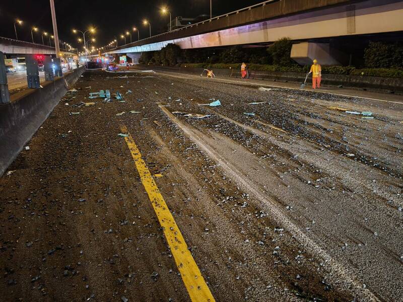 聯結車滿載的瀝青熱料整個潑灑到對向北上車道,波及4輛車輛。(記者鄭景議攝) 聯結車滿載的瀝青熱料整個潑灑到對向北上車道,波及4輛車輛。(記者鄭景議攝)