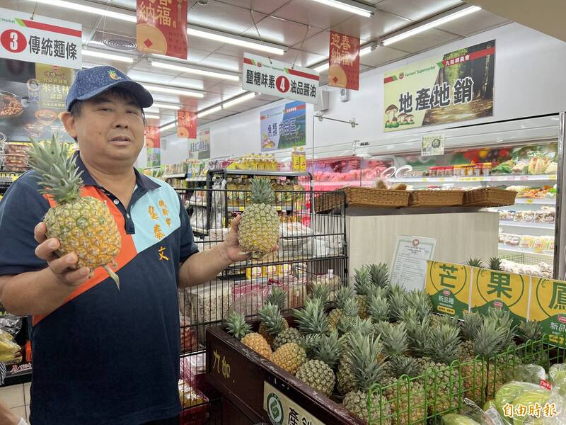 九如鄉農會總幹事龔泰文表示,超市推出芒果鳳梨,協助小農試賣。(記者羅欣貞攝) 九如鄉農會總幹事龔泰文表示,超市推出芒果鳳梨,協助小農試賣。(記者羅欣貞攝)