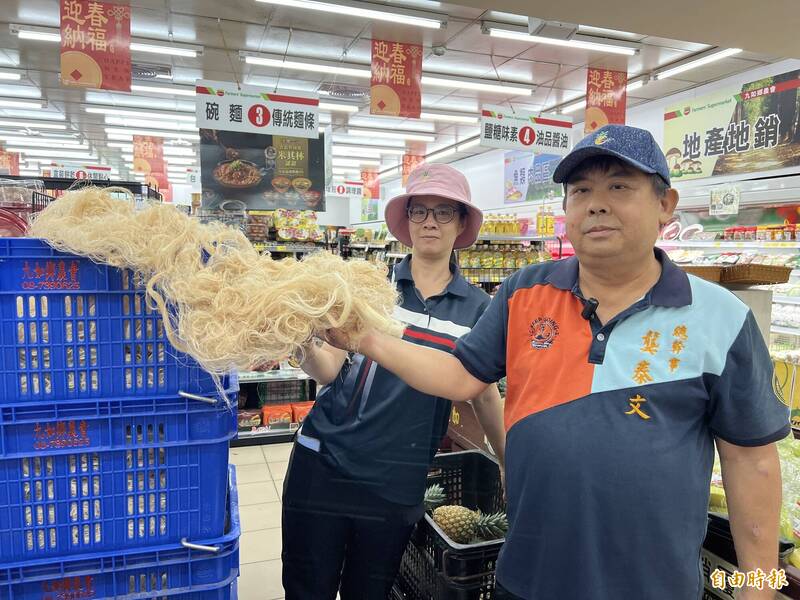 九如鄉農會除了生鮮鳳梨以外,還推出鳳梨纖維做成的帽子。(記者羅欣貞攝) 九如鄉農會除了生鮮鳳梨以外,還推出鳳梨纖維做成的帽子。(記者羅欣貞攝)