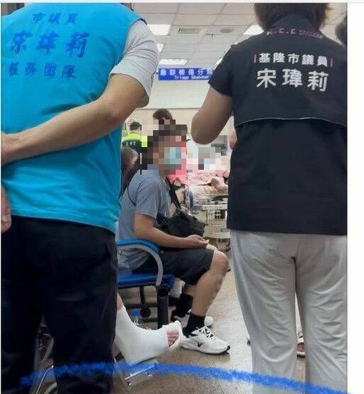 議員宋瑋莉到醫院關切宜蘭泛舟受傷民眾卻遭爆料特權關說,網友已道歉。(宋瑋莉提供) 議員宋瑋莉到醫院關切宜蘭泛舟受傷民眾卻遭爆料特權關說,網友已道歉。(宋瑋莉提供)