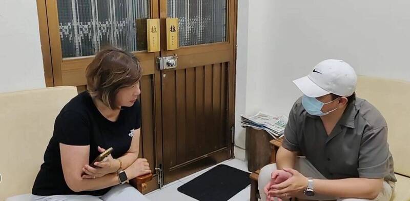 網友到宋瑋莉服務處向她道歉。(宋瑋莉提供) 網友到宋瑋莉服務處向她道歉。(宋瑋莉提供)