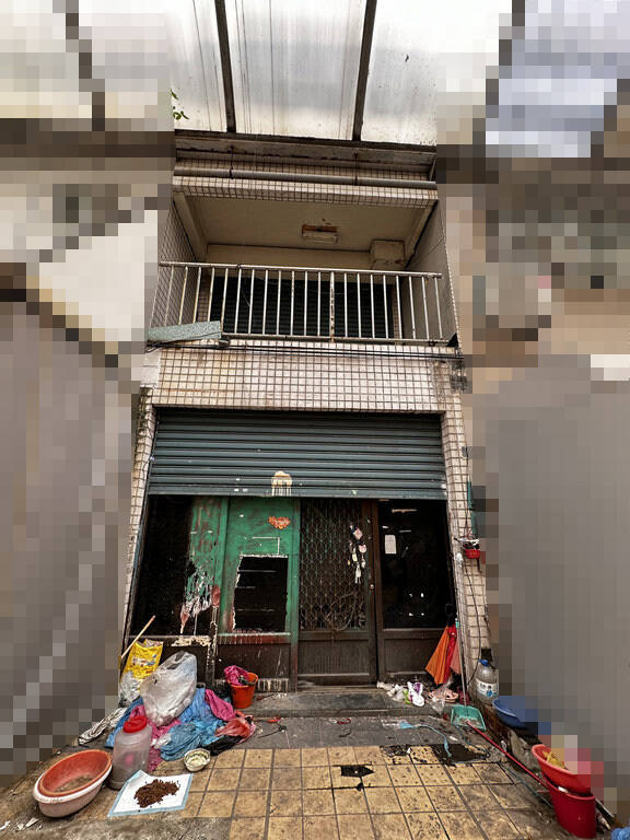林姓婦人帶著女兒撿回收物囤積在自家透天厝,千萬房產淪為「垃圾屋」,遭開罰76萬餘元。(民眾提供) 林姓婦人帶著女兒撿回收物囤積在自家透天厝,千萬房產淪為「垃圾屋」,遭開罰76萬餘元。(民眾提供)