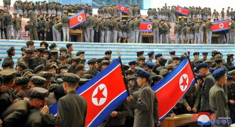北韓大規模集會場面。烏克蘭情報指出,金正恩準備以「勞工移民」為名向俄羅斯輸送大量人力,恐成俄軍「砲灰」。(圖取自北韓KCNA) 北韓大規模集會場面。烏克蘭情報指出,金正恩準備以「勞工移民」為名向俄羅斯輸送大量人力,恐成俄軍「砲灰」。(圖取自北韓KCNA)