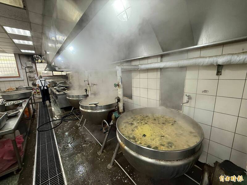 宜蘭縣中山國小、宜蘭國小共用中央廚房，有廚工因工作環境高溫悶熱、通風不良，導致推餐車時熱暈。（記者王峻祺攝）