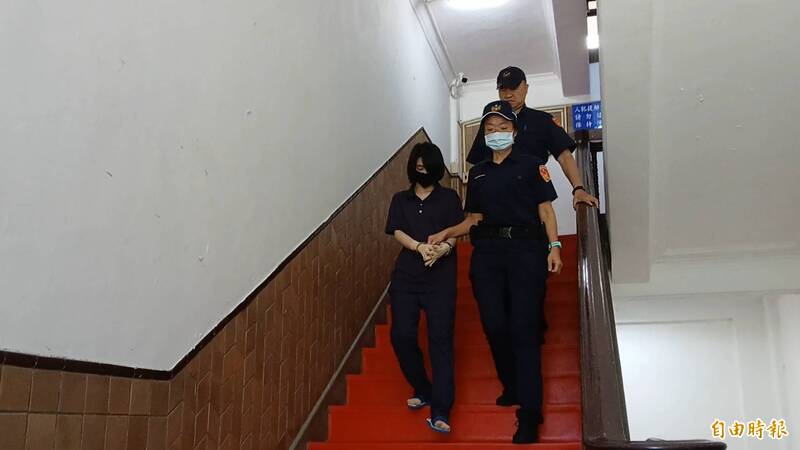 鄧姓女子(左)不滿和女伴游女分手,竟潑汽油縱火燒死游女3歲女兒,一審依殺害兒童罪判刑20年,高院今辯論終結,定7月2日宣判。(記者楊國文攝) 鄧姓女子(左)不滿和女伴游女分手,竟潑汽油縱火燒死游女3歲女兒,一審依殺害兒童罪判刑20年,高院今辯論終結,定7月2日宣判。(記者楊國文攝)
